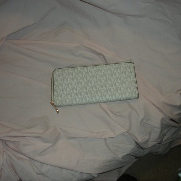 Michael Kors Jet Set Continental Wallet - Picture 4 of 6